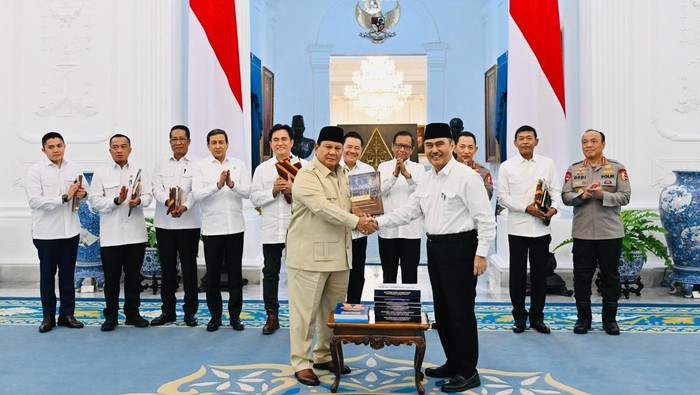 Prabowo Dapat 10 Buku Rekomendasi dari Komisi Reformasi Polri