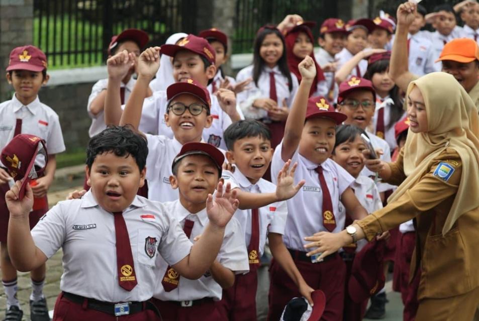 Presiden Prabowo Disambut Hangat, Antusiasme Warga Bandung Jadi Sorotan