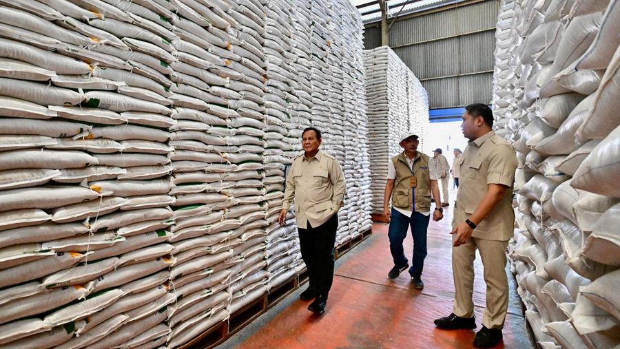 Prabowo Subianto Sidak Gudang Perum Bulog di Magelang, Seskab Teddy Beberkan Tujuannya