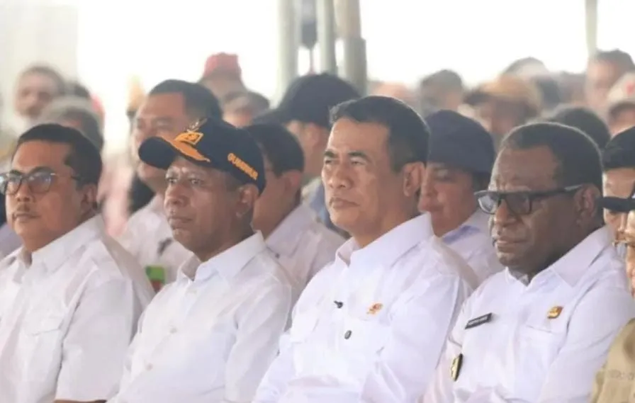 Mentan Amran serahkan bantuan peralatan pertanian bagi petani Merauke