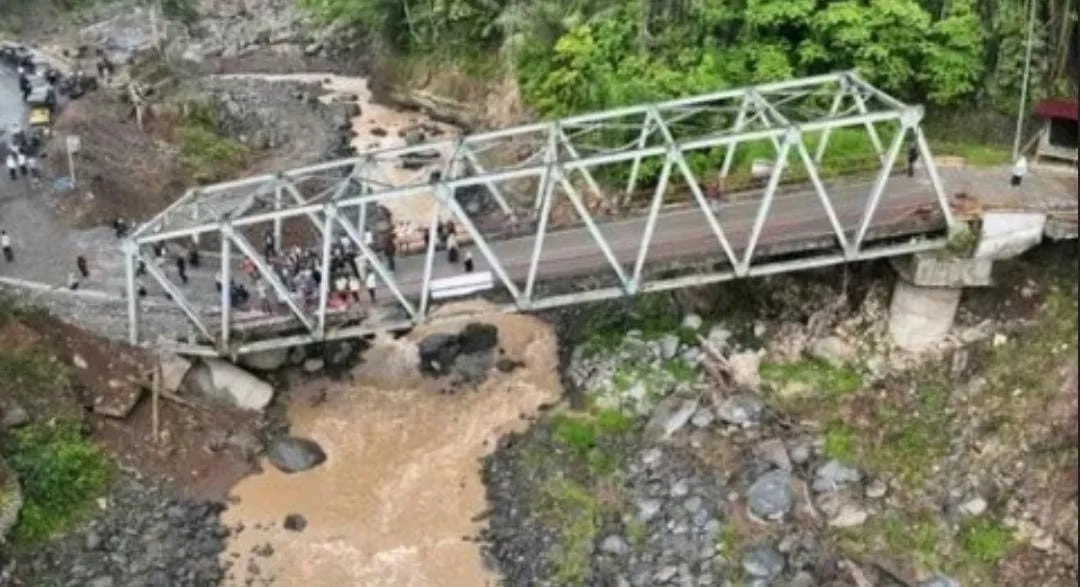 Tinjau Langsung Lokasi Bencana, Menteri PU Pastikan Penanganan Jalan dan Jembatan Enang-Enang Segera Dilakukan