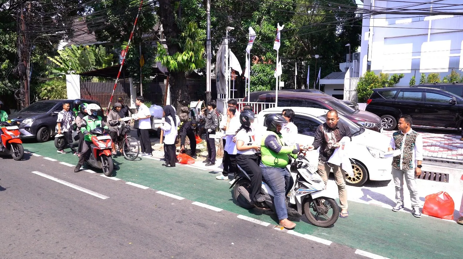 Partai Rakyat Indonesia Gelar Jumat Berkah, Bagikan Ratusan Paket Makanan kepada Masyarakat