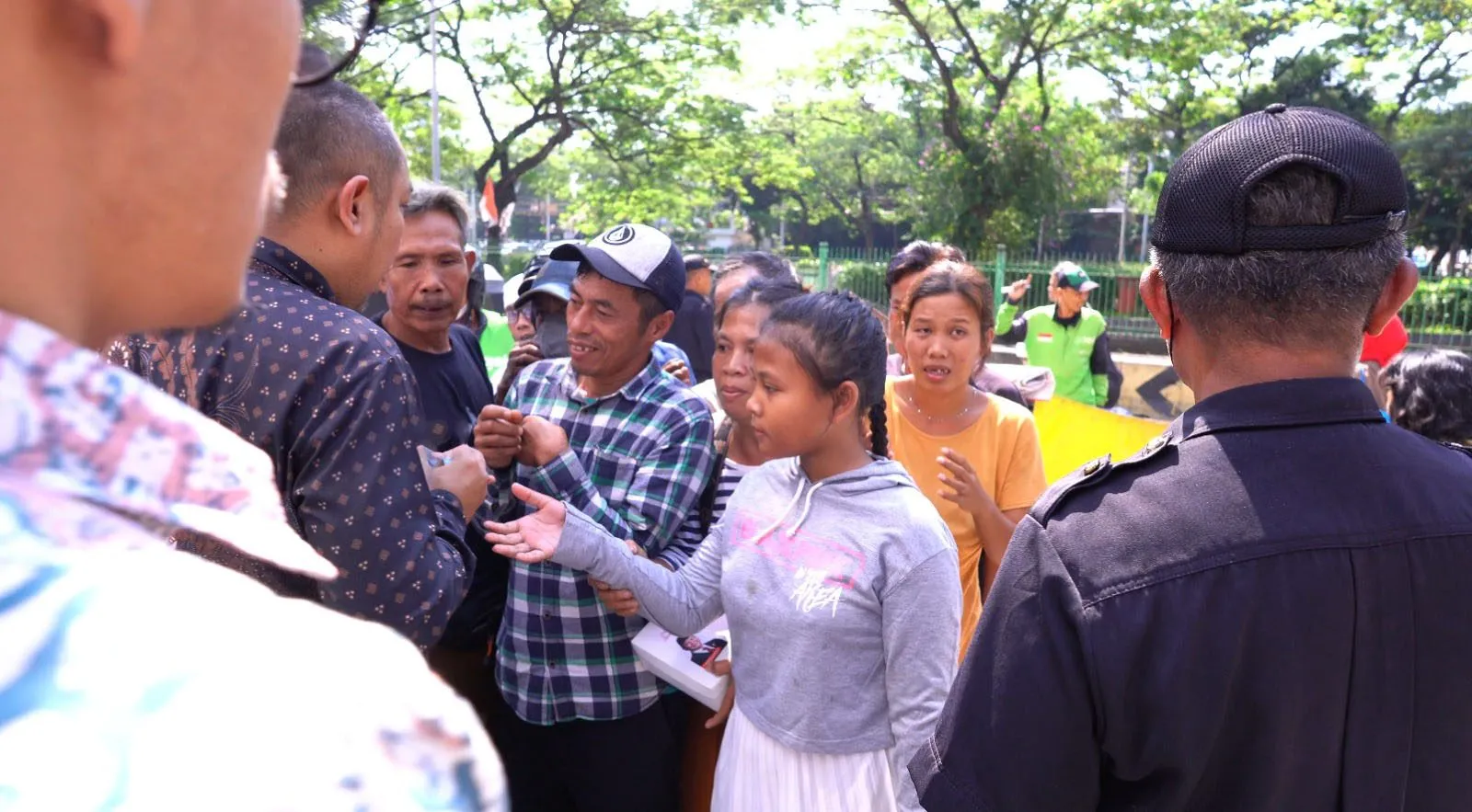 Partai Rakyat Indonesia Gelar Jumat Berkah, Bagikan Ratusan Paket Makanan kepada Masyarakat
