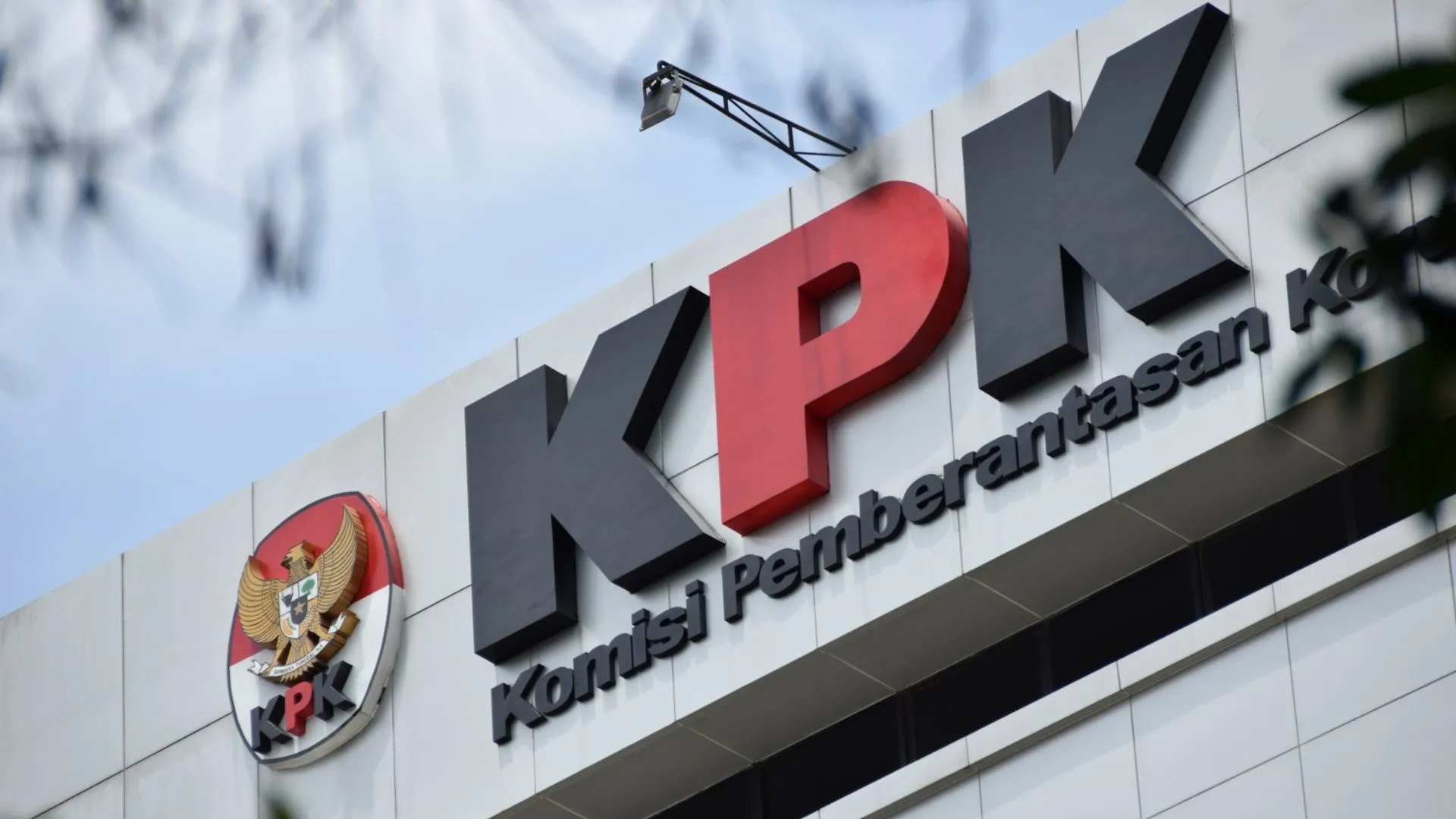 OTT Bupati Sukoharjo, KPK Amankan 9 Orang dan Kumpulkan Barang Bukti