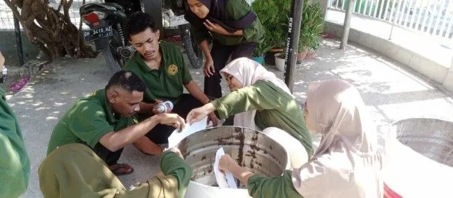 Kreatif! Mahasiswa KKN STAI Kupang Manfaatkan Derom Bekas untuk Penghijauan Kelurahan