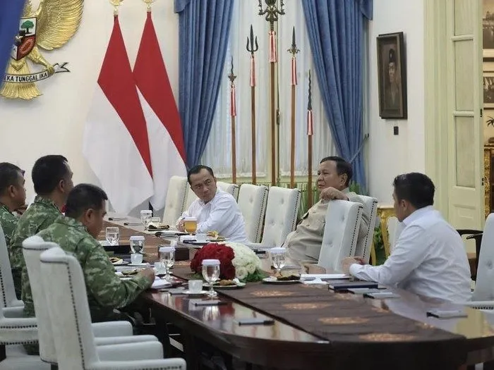 Prabowo Rapat dengan Panglima TNI, Bahas Progres Jembatan dan Listrik Desa