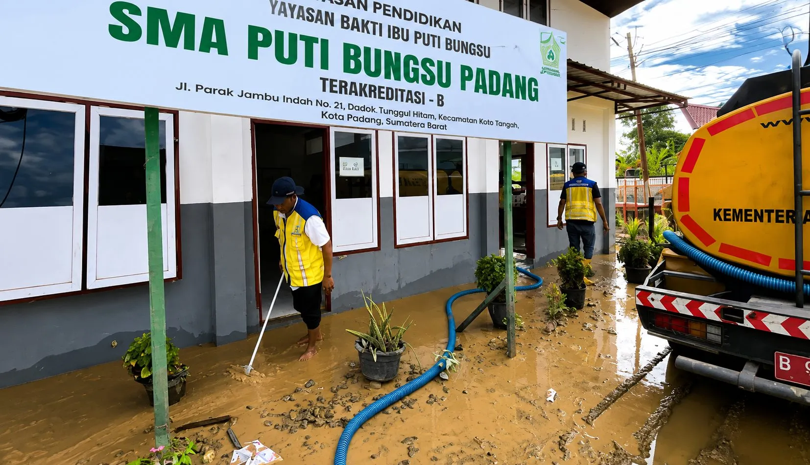Pulihkan Dampak Banjir, Kementerian PU Salurkan 2 Mobil Tangki Air Bersih