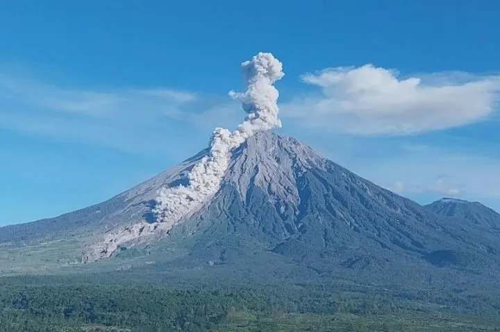 Gunung Semeru Erupsi Dua Kali Pagi Ini, Kolom Abu Capai 700 Meter