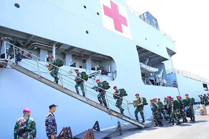 TNI Kerahkan Kapal Rumah Sakit dan 5 KRI untuk Bantu Korban Gempa NTT