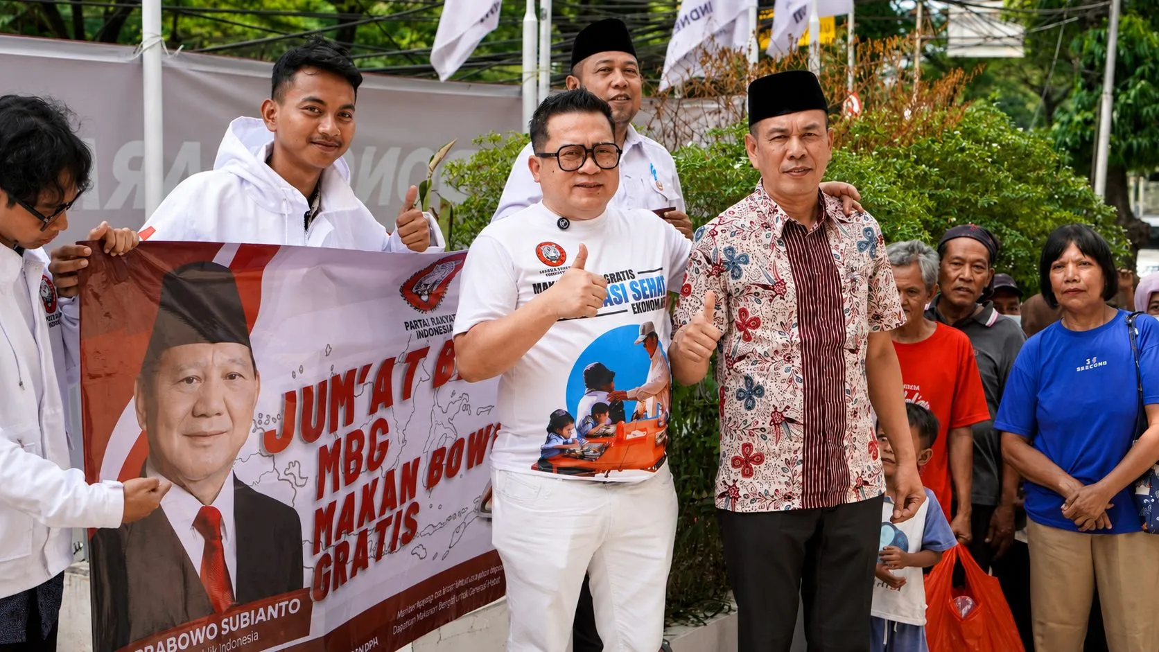 Jumat Berkah, DPP Partai Rakyat Indonesia Bagikan Makan Gratis untuk Kaum Dhuafa