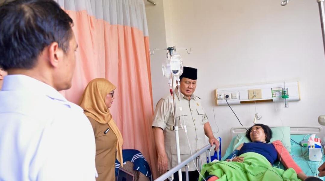 Pagi Hari, Prabowo Jenguk Korban Tabrakan Kereta di RSUD Bekasi