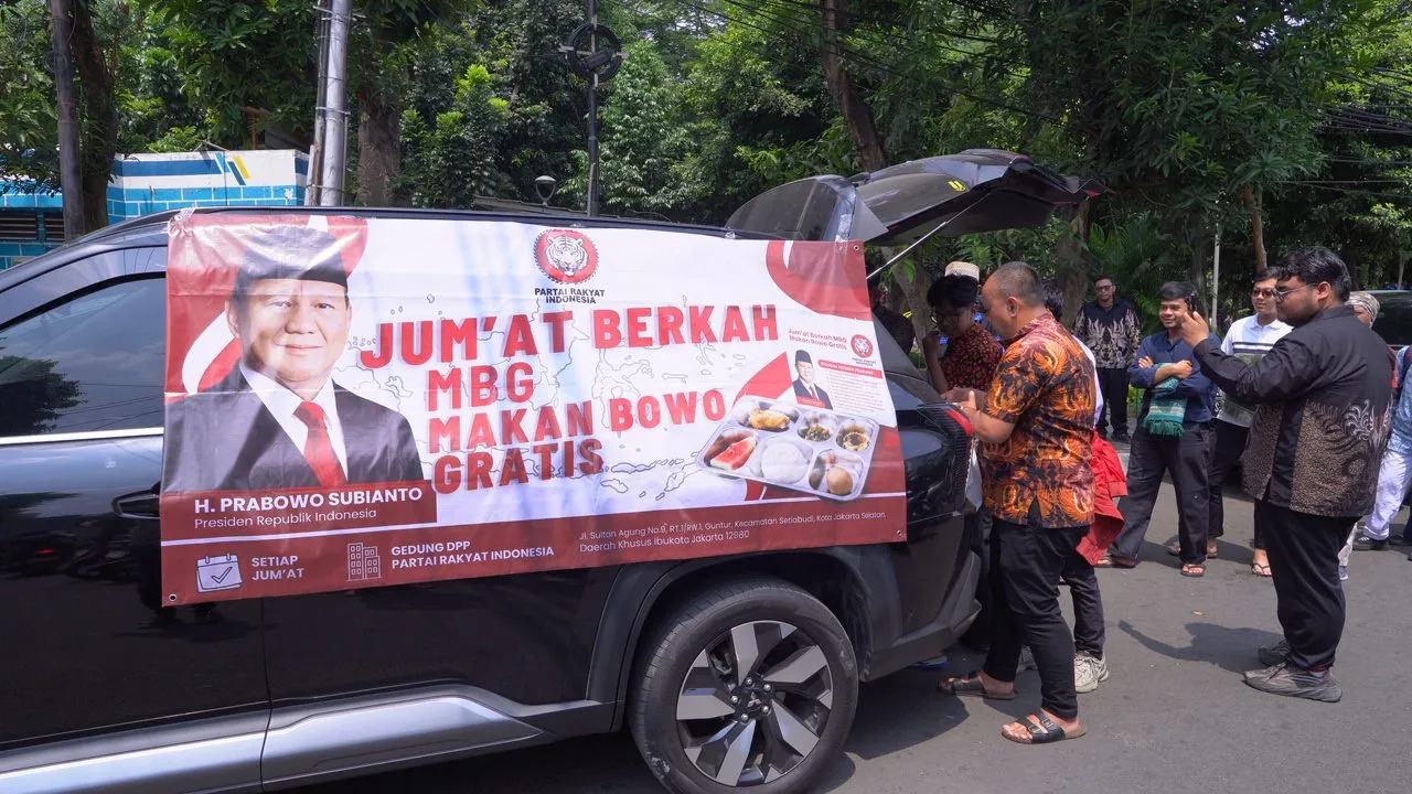Jumat Berkah, DPP Partai Rakyat Indonesia Bagikan Makan Gratis di Masjid Tangkuban Perahu