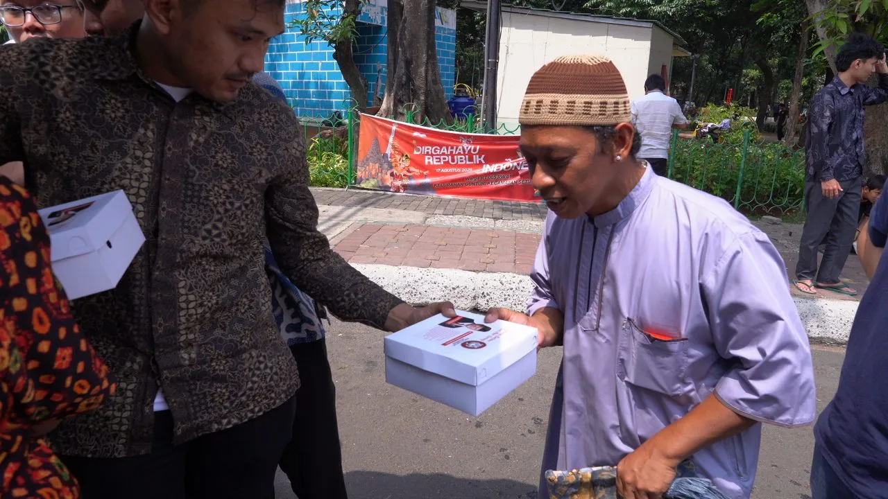 Jumat Berkah, DPP Partai Rakyat Indonesia Bagikan Makan Gratis di Masjid Tangkuban Perahu