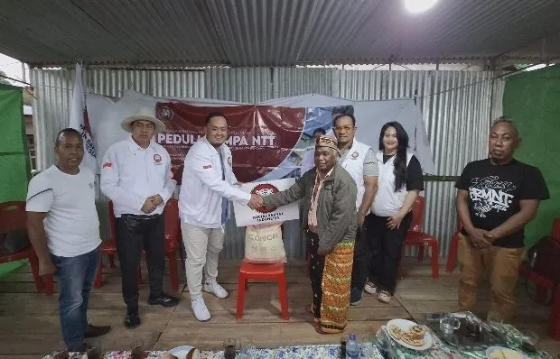 Gandeng Lembaga Bantuan Hukum Rakyat Indonesia, DPD Partai Rakyat Indonesia Nusa Tenggara Timur Salurkan Sembako dan Semen untuk Korban Gempa di Nantal Manggarai Barat
