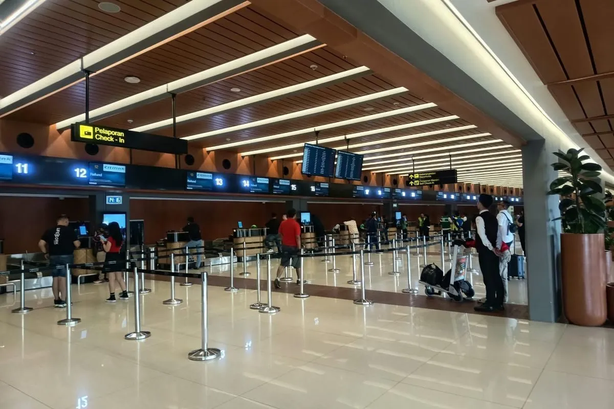 Erupsi Gunung Anak Krakatau Ganggu Penerbangan, Penumpang Terlantar hingga Berencana Tidur di Terminal Bandara
