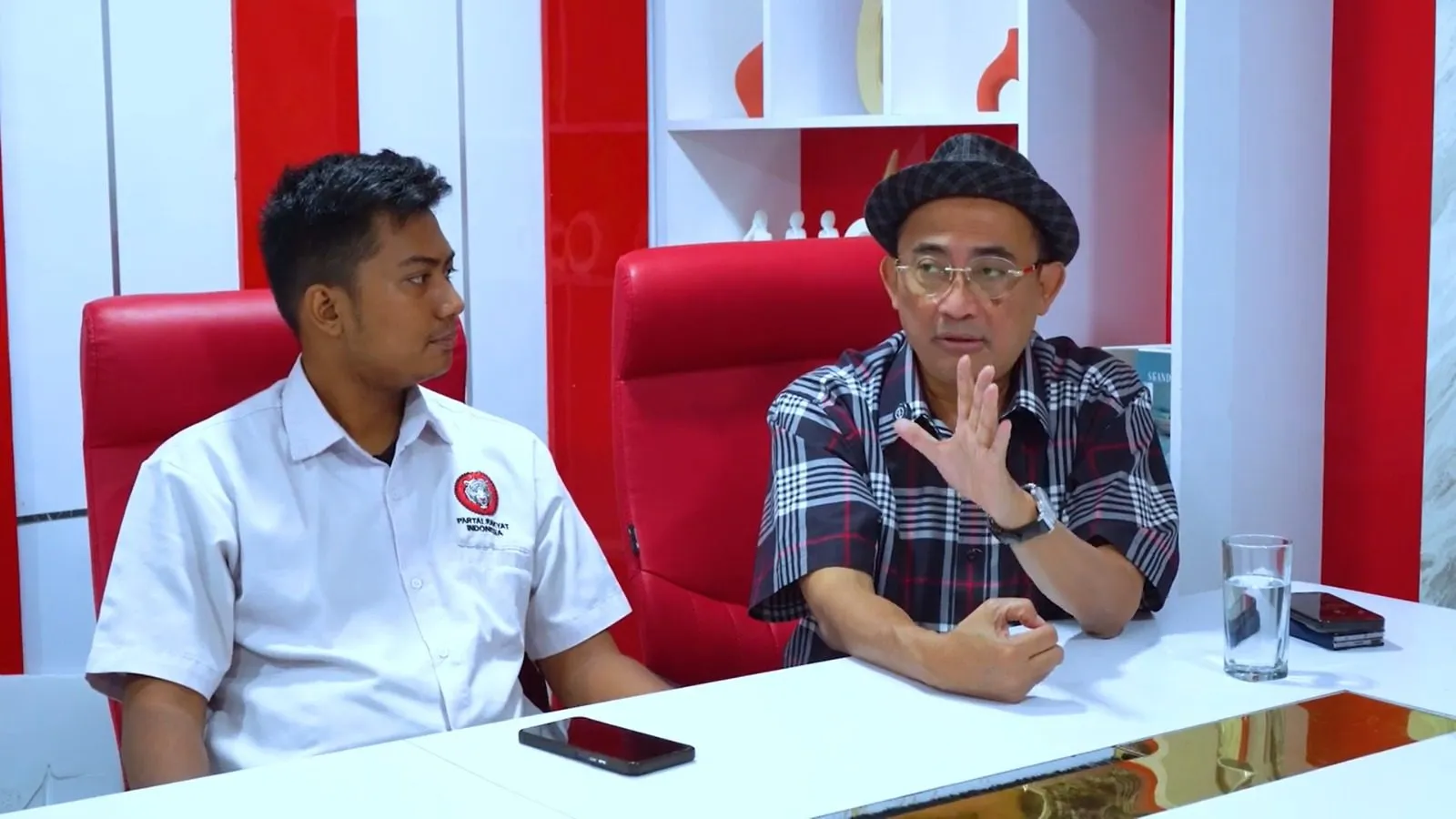 Podcast Rakyat Indonesia Bahas Peran Vital Lembaga Independen dan Pengawasan Pemerintah
