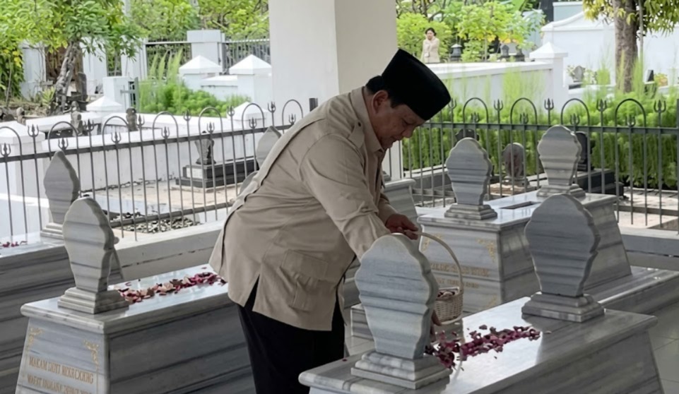 Prabowo Ziarah ke Makam Kakek dan Neneknya di Banyumas